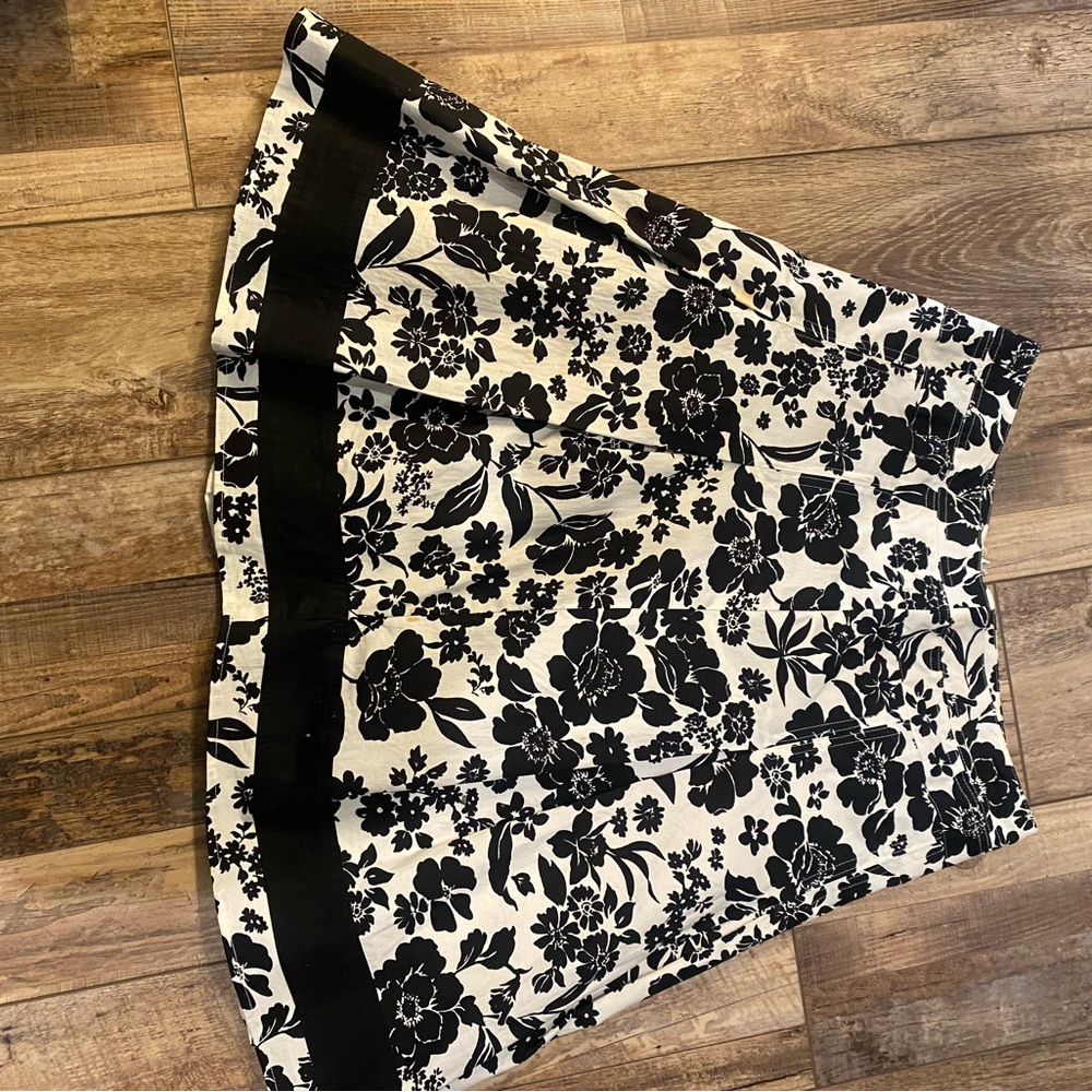Chic Black and White Floral A-Line Skirt